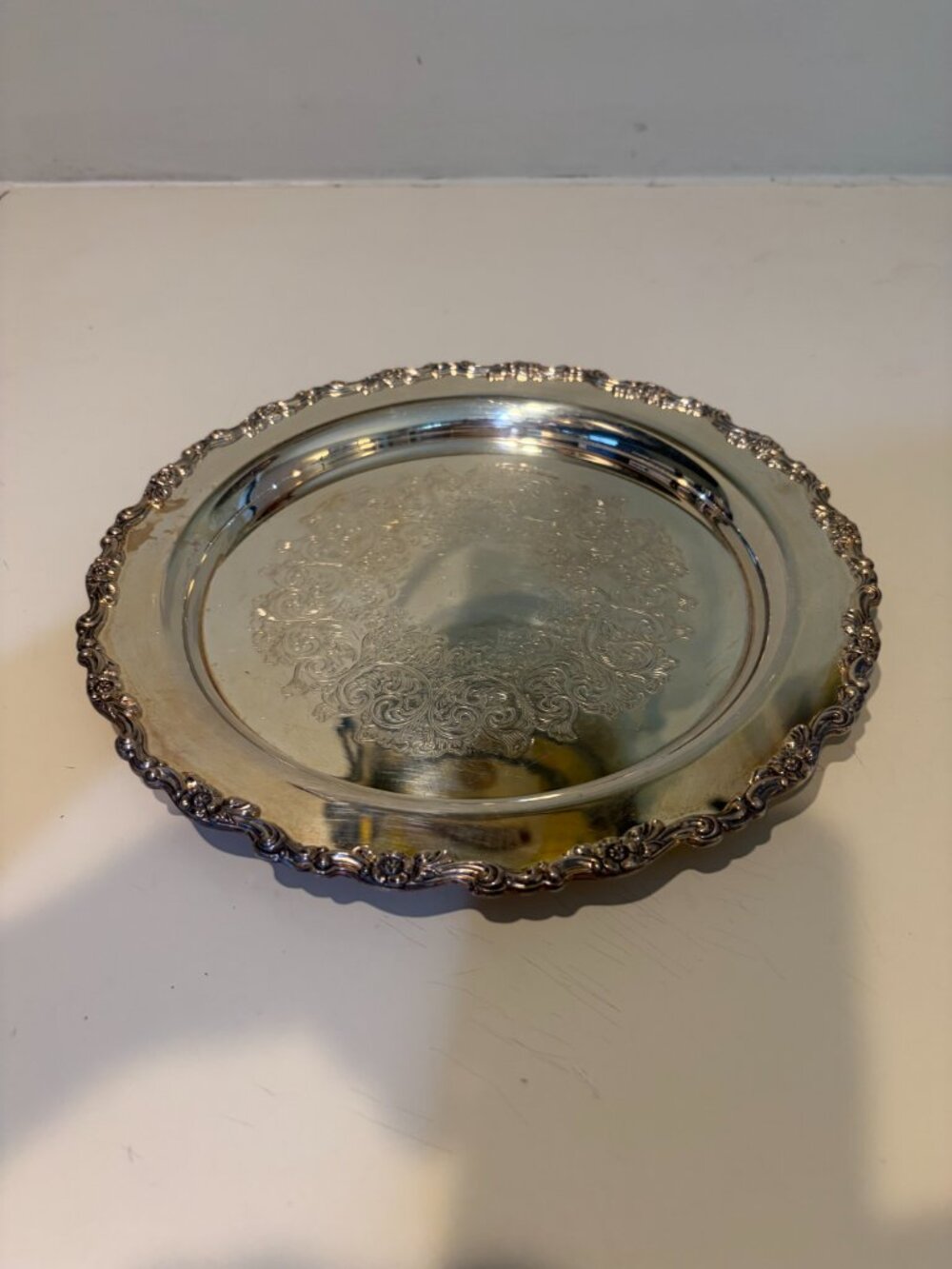 VINTAGE WM. A. ROGERS SILVERPLATE *ROYAL PROVINCIAL* ROUND SERVING TRAY 10 1/2" - Picture 2 of 3